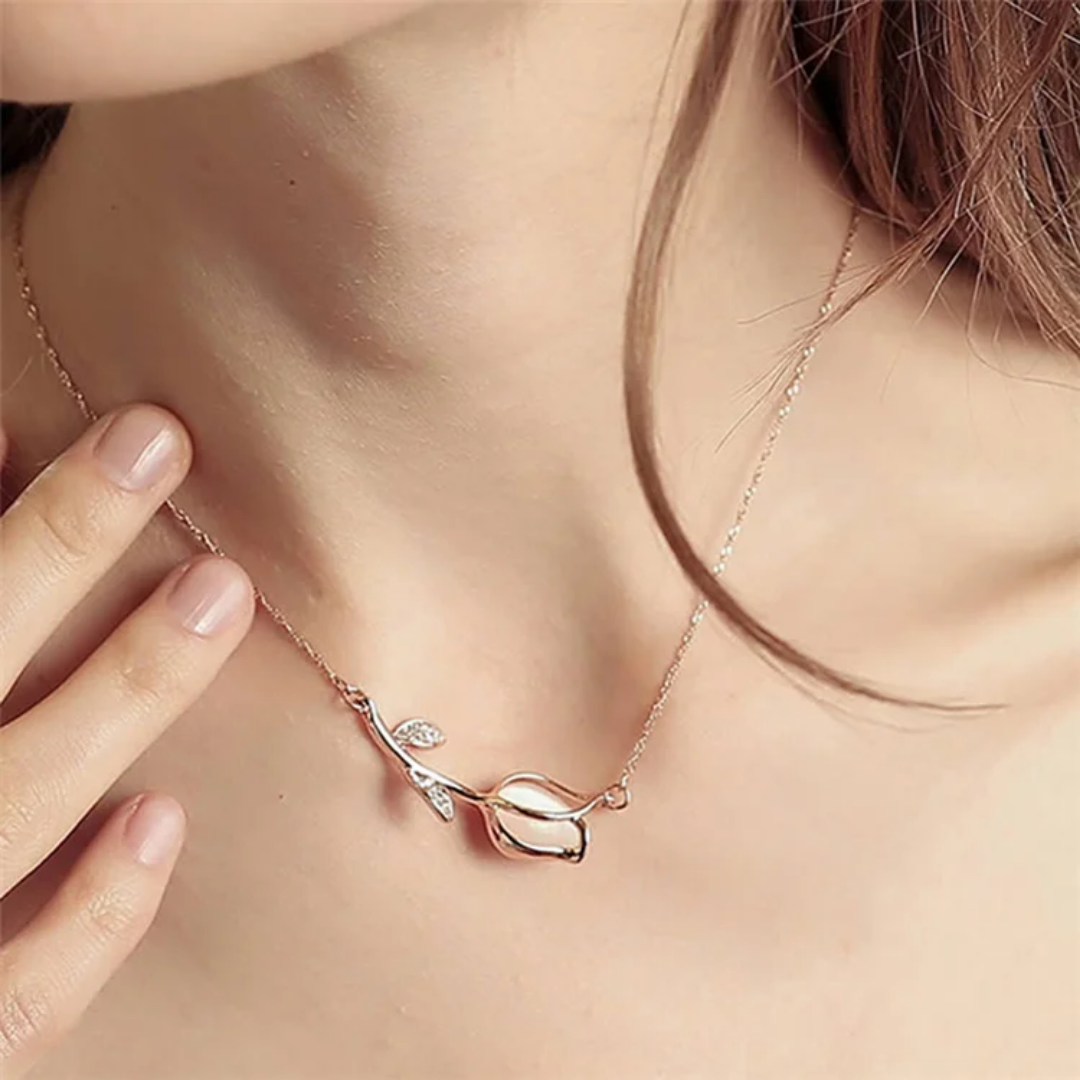 🌹 Elegant Rose Bud Pendant Necklace – 14K Gold Plated